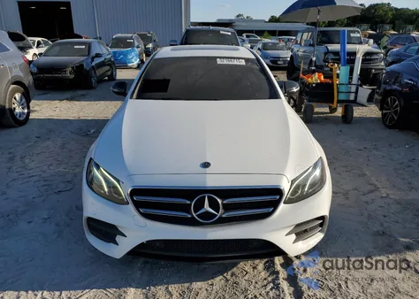 2018 Mercedes-Benz E 300 z USA, uszkodzony, nr VIN WDDZF4JB5JA367118